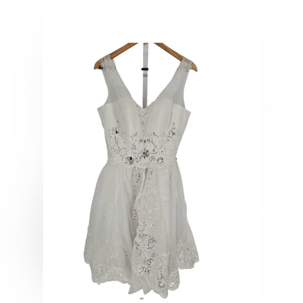 Elegant White Sleeveless Dress